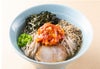 「芳華冷麺」の調理後の盛り付け画像。コシが強く独特の食感を持つ麺と、牛骨ベースの冷たいスープ、具材がバランス良く盛り付けられた完成品。