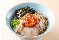 「芳華冷麺」の調理後の盛り付け画像。コシが強く独特の食感を持つ麺と、牛骨ベースの冷たいスープ、具材がバランス良く盛り付けられた完成品。