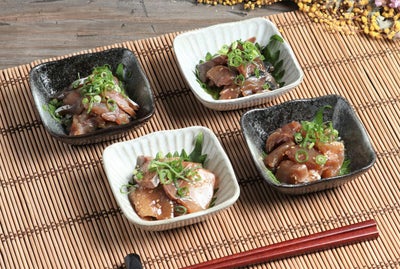 大分県の特製タレで漬け込んだ4種類のりゅうきゅう漬けをご飯に盛り付けた海鮮丼の画像。色鮮やかで豪華な大分名物の漬け丼セットを通販でお取り寄せ。