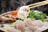 大分県産の鱧（ハモ）を使用した「殿様はもしゃぶセット」を、旬の野菜と共に鍋で煮込んでいる調理イメージ画像。鱧の出汁と野菜の旨味が溶け合った本格的な鍋料理を自宅で。