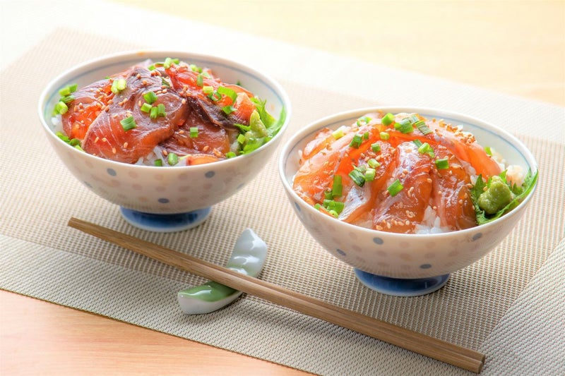 大分県産のぶり（鰤）と真鯛のりゅうきゅう漬けをご飯に盛り付けた海鮮丼の画像。2種類の魚の旨味を一度に楽しめる、大分名物の海鮮丼を通販でお取り寄せ。