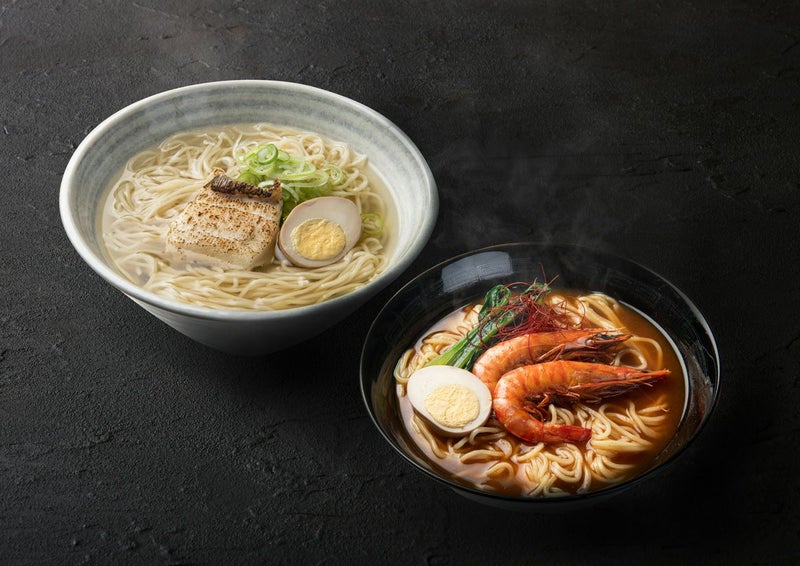 大分の海鮮ラーメン「殿様はも和風ラーメン」と「車海老旨辛ラーメン」の調理後の丼が並んだ画像。大分特産の高級食材を贅沢に使った、大分海鮮ラーメンの食べ比べセット。