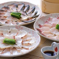 九州産の新鮮な魚介を使った「海鮮たたきセット」の刺身盛り付け画像。大分含む九州の海の幸を、海鮮丼や酒の肴として楽しめる、通販お取り寄せグルメ。