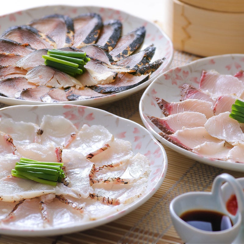九州産の新鮮な魚介を使った「海鮮たたきセット」の刺身盛り付け画像。大分含む九州の海の幸を、海鮮丼や酒の肴として楽しめる、通販お取り寄せグルメ。