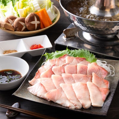 冬季限定「かぼすぶりしゃぶセット」の調理後の食卓イメージ。かぼすの香りが爽やかな大分県産かぼすぶりのしゃぶしゃぶを、野菜とともに楽しんでいる画像。