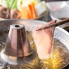 大分県産ブランド魚「かぼすぶり」の切り身を鍋でしゃぶしゃぶしている画像。