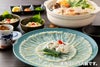 大分県産の高級魚「豊後とらふぐ」料理セットで楽しめる、てっさ（刺身）、てっちり（鍋）、ヒレ酒の豪華な食卓の盛り付け画像。ご贈答にも最適な大分のご当地ふぐセットを通販でお取り寄せ。