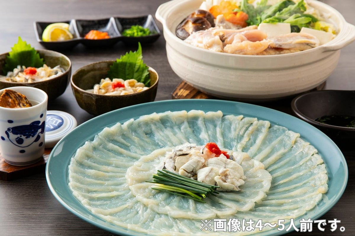 大分県産の高級魚「豊後とらふぐ」料理セットで楽しめる、てっさ（刺身）、てっちり（鍋）、ヒレ酒の豪華な食卓の盛り付け画像。ご贈答にも最適な大分のご当地ふぐセットを通販でお取り寄せ。