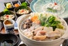 大分県産の高級魚「豊後とらふぐ」料理セットで楽しめる、てっさ（刺身）、てっちり（鍋）、ヒレ酒の豪華な食卓の盛り付け画像。ご贈答にも最適な大分のご当地ふぐセットを通販でお取り寄せ。