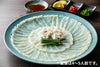 大分県産「豊後とらふぐ」の刺身（てっさ）の華やかな盛り付け画像。薄く引かれた美しいふぐ刺しを、お祝いや贈答用として通販でお取り寄せ。