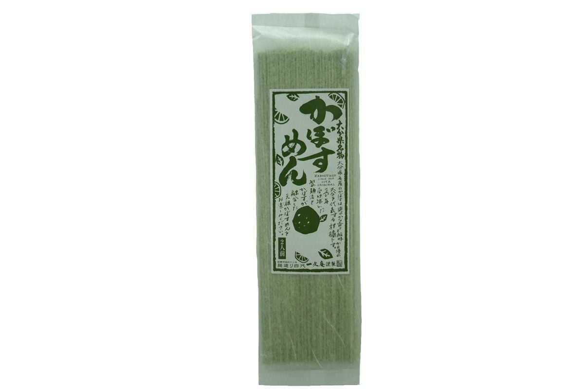 「かぼす麺2人前」の麺がパックに詰められた内容量画像。つゆは付かず、ご自宅のお好みのつゆやタレで自由に楽しめるお取り寄せ麺。