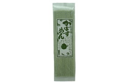 「かぼす麺2人前」の麺がパックに詰められた内容量画像。つゆは付かず、ご自宅のお好みのつゆやタレで自由に楽しめるお取り寄せ麺。