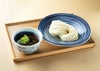 天然クロメのつけダレと、美しい麺線が整えられたつけそばがお盆に並んだ画像。大分特産の天然クロメの風味を、蕎麦と一緒に楽しめる完成品のイメージ。