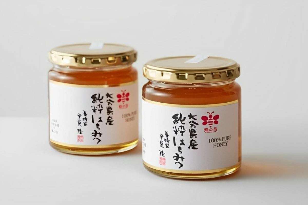 大分県で採蜜された「大分県百花はちみつ」の商品画像。時期や採蜜場所で風味が異なる、大分の四季折々の花から採れた純粋なはちみつ。