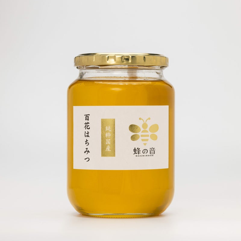 四季折々に咲く様々な花から採蜜し厳選した「国産百花はちみつ」の商品画像。時期や採蜜場所で風味が異なる、四季の恵みを感じるはちみつ。