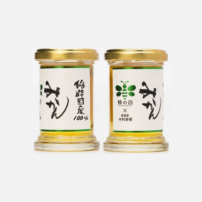 みかんの花を蜜源とした希少な「国産みかんはちみつ」の商品画像。柑橘系らしいフレッシュでフローラルな香りと、柔らかい甘さが特徴。