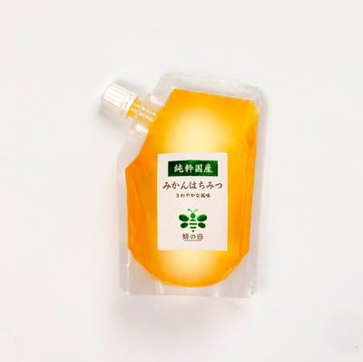 みかんの花を蜜源とした希少な「国産みかんはちみつ」の商品画像。柑橘系らしいフレッシュでフローラルな香りと、柔らかい甘さが特徴。