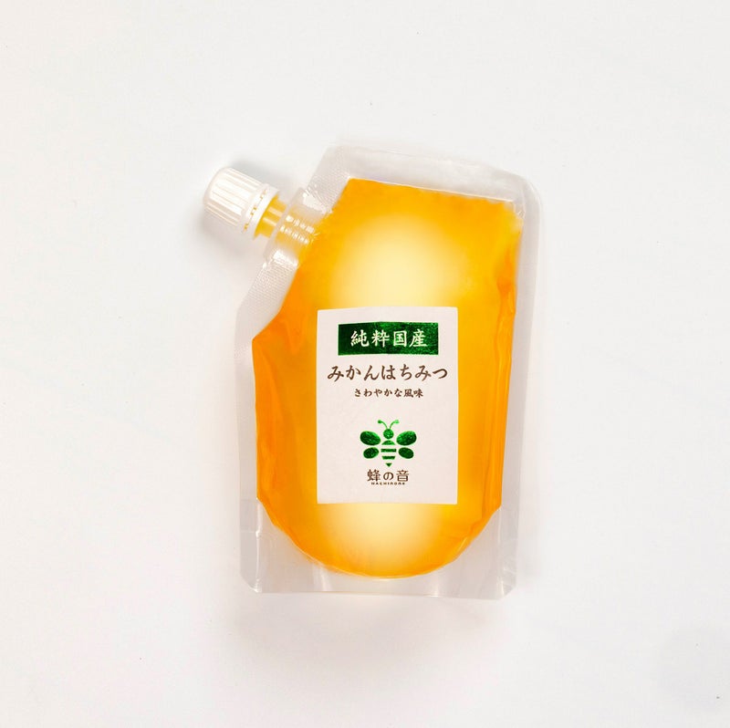 みかんの花を蜜源とした希少な「国産みかんはちみつ」の商品画像。柑橘系らしいフレッシュでフローラルな香りと、柔らかい甘さが特徴。