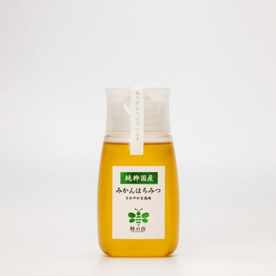 みかんの花を蜜源とした希少な「国産みかんはちみつ」の商品画像。柑橘系らしいフレッシュでフローラルな香りと、柔らかい甘さが特徴。