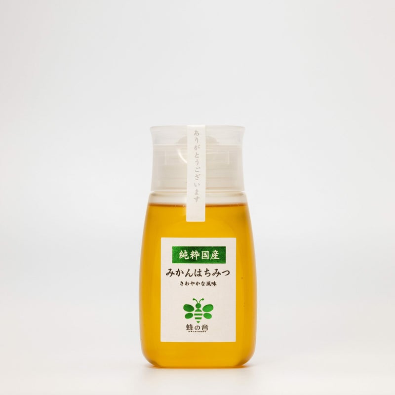 みかんの花を蜜源とした希少な「国産みかんはちみつ」の商品画像。柑橘系らしいフレッシュでフローラルな香りと、柔らかい甘さが特徴。
