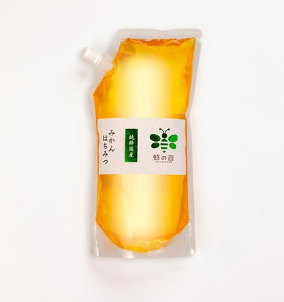 みかんの花を蜜源とした希少な「国産みかんはちみつ」の商品画像。柑橘系らしいフレッシュでフローラルな香りと、柔らかい甘さが特徴。