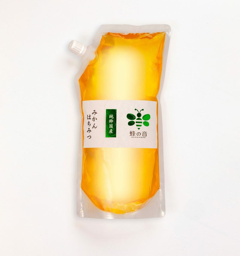 みかんの花を蜜源とした希少な「国産みかんはちみつ」の商品画像。柑橘系らしいフレッシュでフローラルな香りと、柔らかい甘さが特徴。