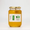みかんの花を蜜源とした希少な「国産みかんはちみつ」の商品画像。柑橘系らしいフレッシュでフローラルな香りと、柔らかい甘さが特徴。