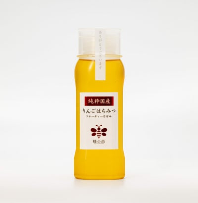 りんごの花を蜜源とした「国産りんごはちみつ」の画像。やや濃いめの黄色で、りんごの優しい甘さとほのかな酸味、フローラルな芳香が特徴の国産はちみつ。