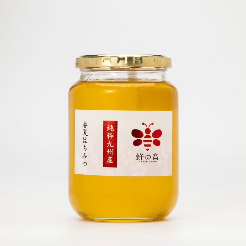 九州の温暖な気候の「春」から「夏」にかけて採蜜された、純粋な百花はちみつの瓶単体画像。豊かな花の香りと、まろやかな甘さが特徴の国産はちみつ。