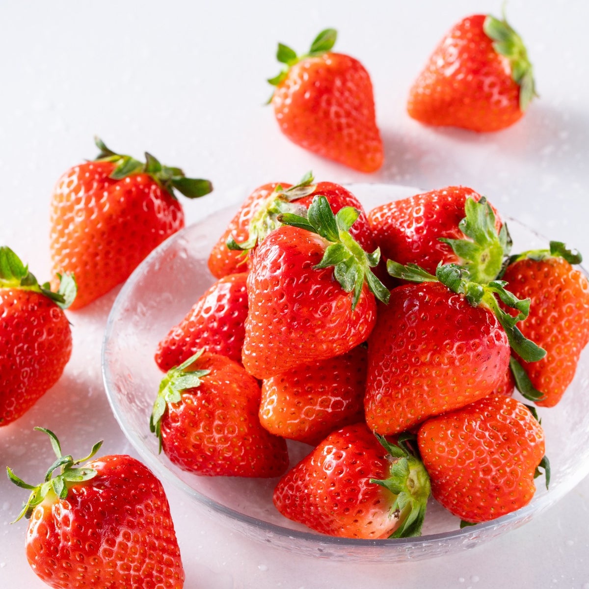 大分県産の人気いちご品種「さがほのか」を皿に盛ったイメージ画像。甘さと酸味のバランスがよい「さがほのか」を産地直送でお取り寄せ、通販でギフト購入。