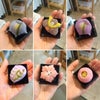 和菓子職人の熟練の技術が光る「季節の上生菓子」6種類を、一つずつ手に乗せて写した画像。季節の趣を取り入れた、練り切り、外郎、上用饅頭などの上等な芸術作品。