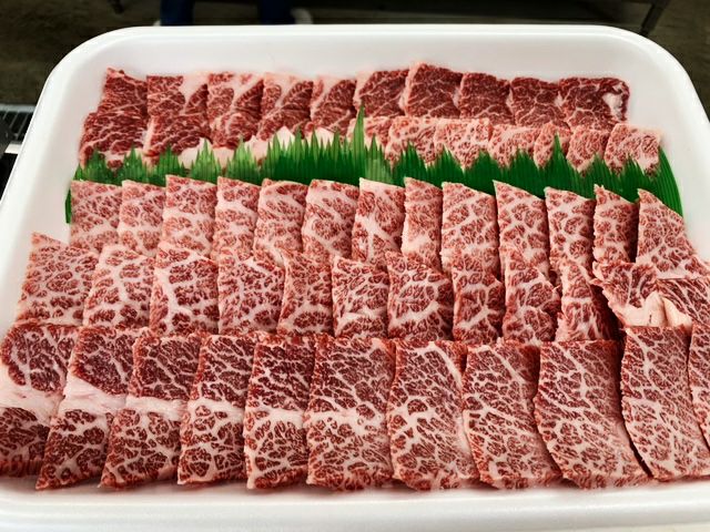 大分県のブランド牛「おおいた和牛（黒毛和牛）」の焼肉用ロース肉がパックに詰められた内容量画像。ご自宅で贅沢な焼肉を楽しめる、通販お取り寄せ高級和牛。