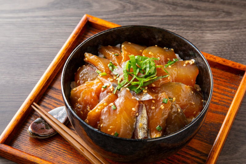 大分県産の関あじを使った「富士見のりゅうきゅう」をご飯に盛り付けた漬け丼の画像。新鮮な関あじの漬け丼を手軽に楽しめる、通販のお取り寄せグルメ。