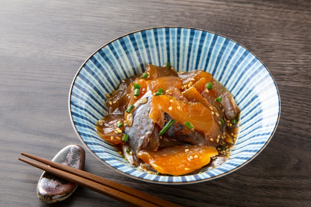 ブランド魚「関あじ」を特製タレで漬け込んだ「富士見のりゅうきゅう」のアップ画像。身が締まった関あじの食感が伝わる、大分からのお取り寄せ品。