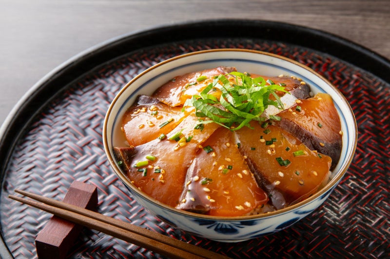 大分県産の関ぶりを使った「富士見のりゅうきゅう」をご飯に盛り付けた漬け丼の画像。脂が乗った関ぶりの漬け丼を手軽に楽しめる、通販のお取り寄せグルメ。