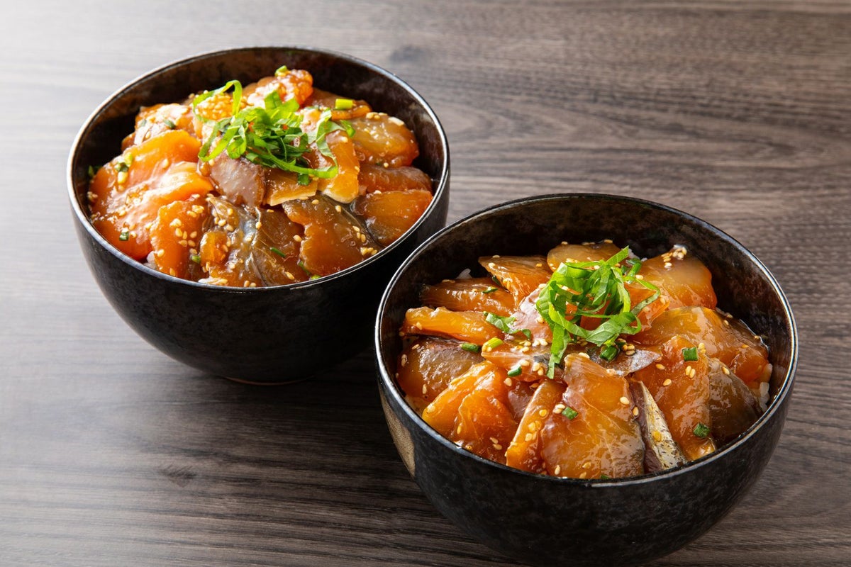 大分県産「関あじ」と「関さば」を使用した「富士見のりゅうきゅう」をご飯に盛り付けた漬け丼の画像。手軽に作れる大分名物の海鮮丼を通販でお取り寄せ。