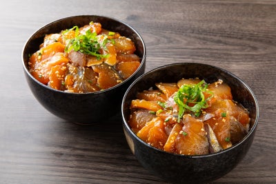 大分県産「関あじ」と「関さば」を使用した「富士見のりゅうきゅう」をご飯に盛り付けた漬け丼の画像。手軽に作れる大分名物の海鮮丼を通販でお取り寄せ。