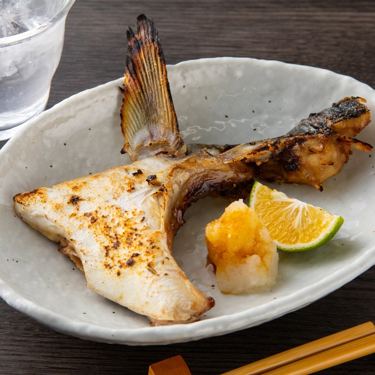 大分から産地直送される関ぶり（関冷刺）が入れられた梱包箱の画像。新鮮な関ぶりをそのまま届けるための、通販用ギフトボックス。