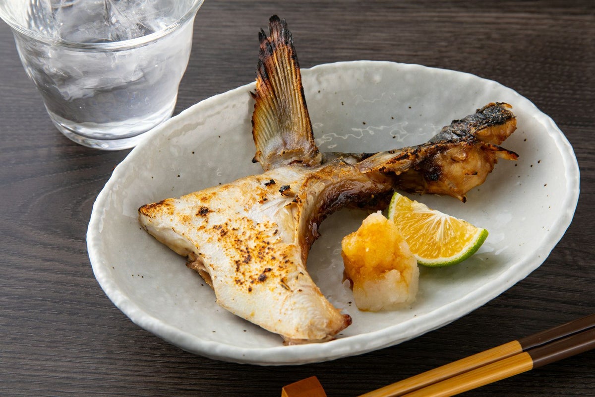関ぶりしゃぶしゃぶセットに付属している「かま」を塩焼きにした調理例画像。セットの骨まで美味しく食べられる大分のご当地グルメを通販でお取り寄せ。