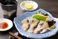 大分県産のブランド魚「関あじ」の刺身（関冷刺）の盛り付け画像。新鮮な関あじを冷凍でお取り寄せ、通販で購入。