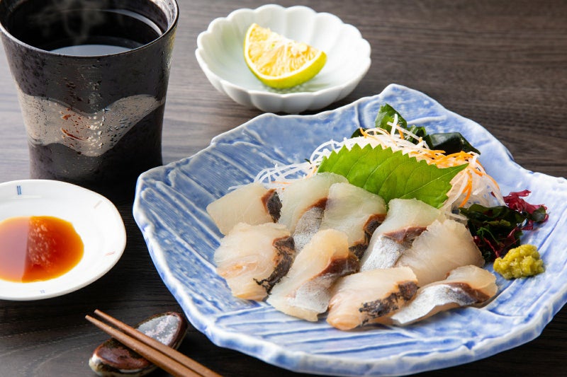 大分県産のブランド魚「関あじ」の刺身（関冷刺）の盛り付け画像。新鮮な関あじを冷凍でお取り寄せ、通販で購入。