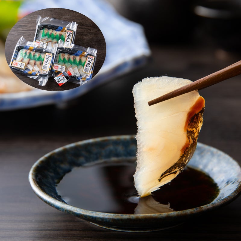 新鮮な関あじの刺身（関冷刺）を醤油につけているアップ画像。身の締まりや脂の乗りが伝わる、大分からのお取り寄せ海鮮。