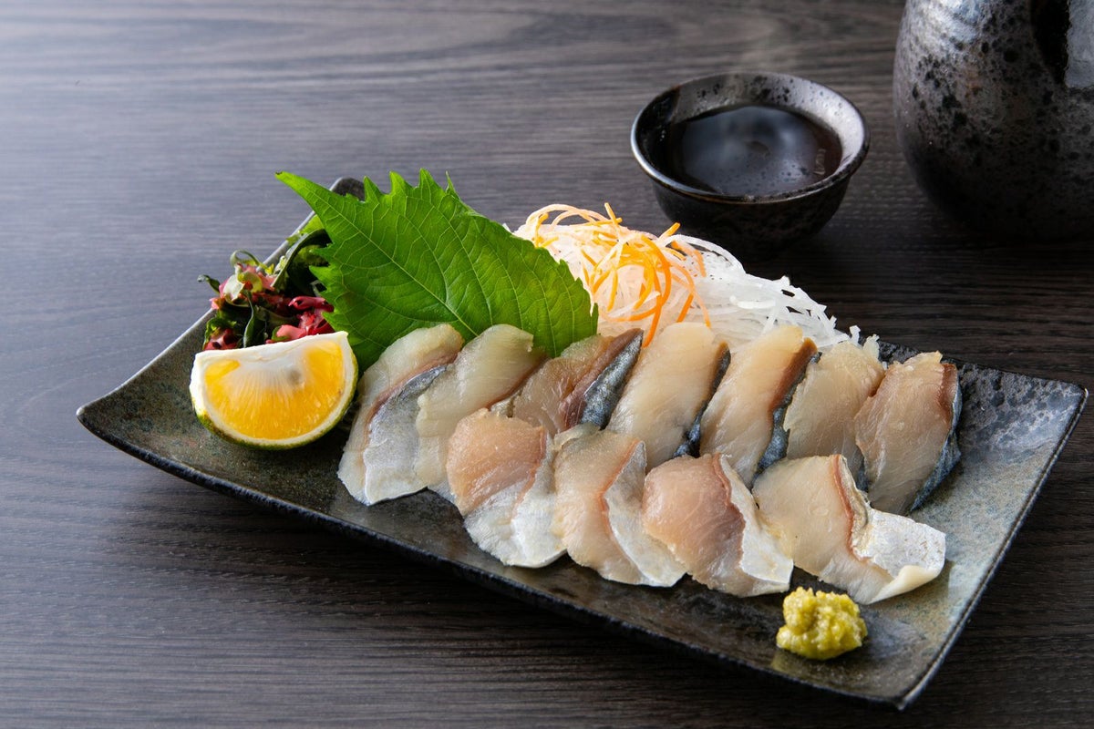 大分県産のブランド魚「関さば」を使用した刺身（関冷刺）3パックセットの盛り付け画像。新鮮な関さばの刺身を冷凍でお取り寄せ、通販で購入。