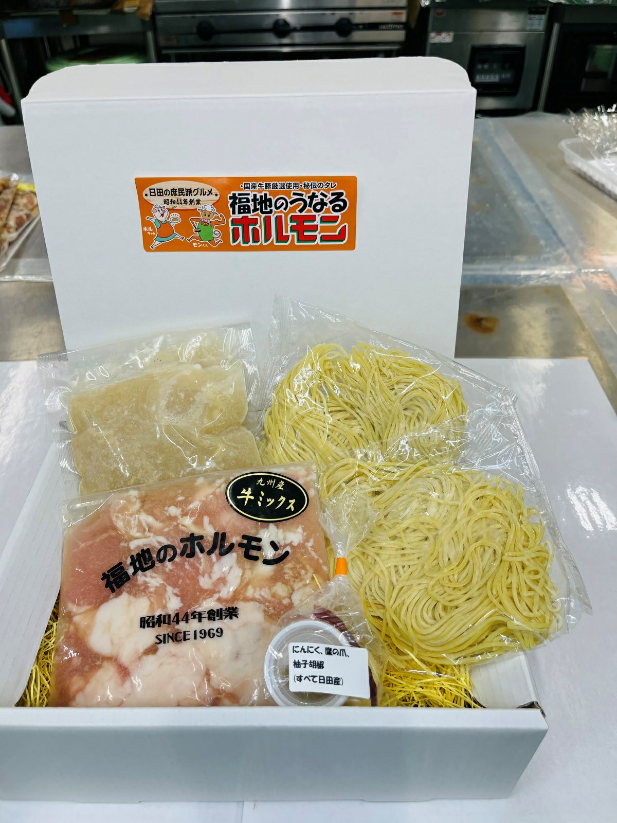 【福地のうなるホルモン】もつ鍋セット（2人前）が、贈答用にも使える化粧箱に詰められた内容量画像。お取り寄せやギフトに最適な、大分名物の本格もつ鍋セット。