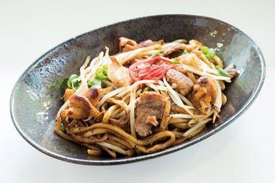 特製タレで調理した「焼きうどんセット」を皿に盛り付けた画像。香ばしい風味とモチモチのうどん、具材が特製タレに絡み合った本格的な焼きうどん。