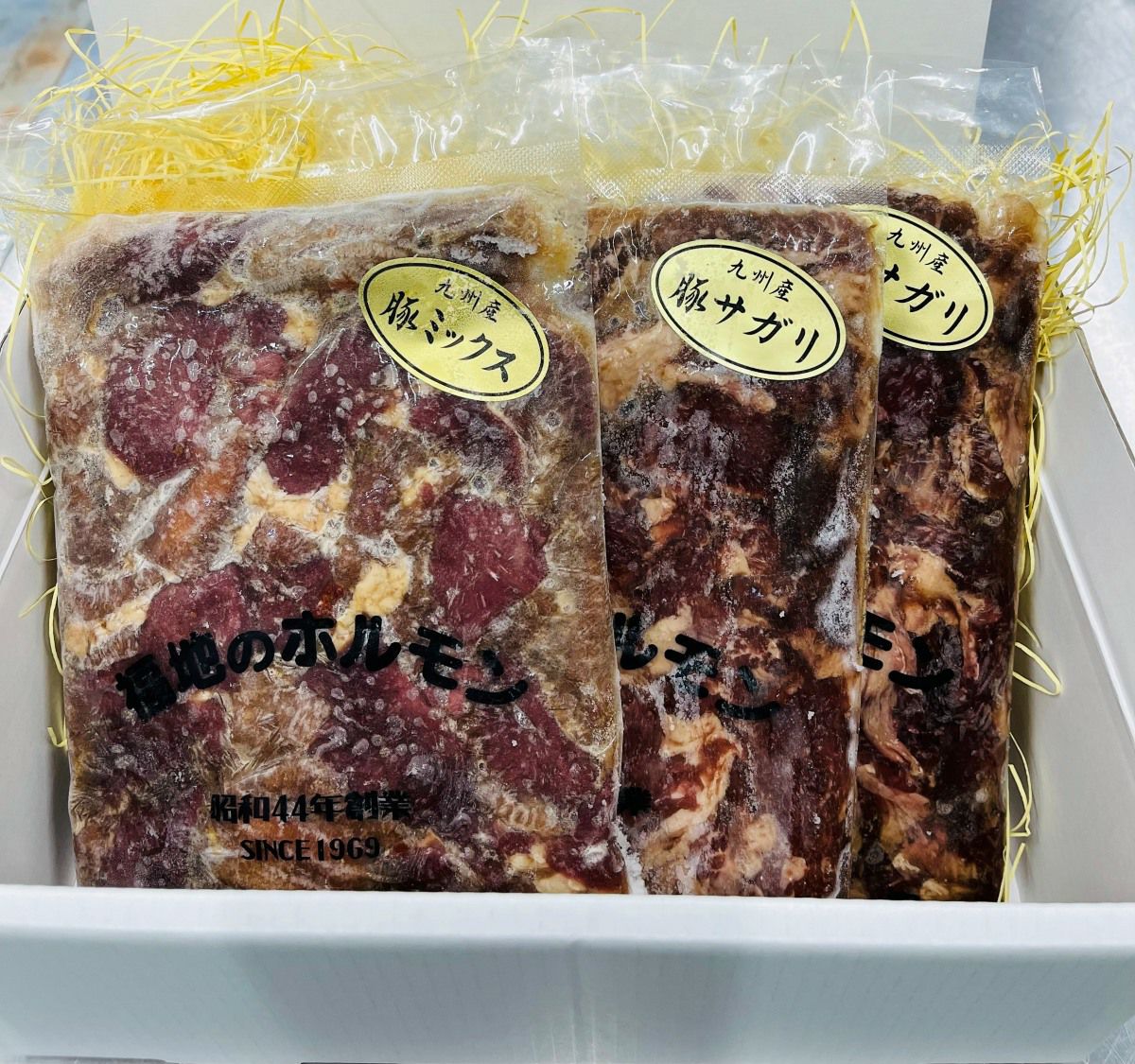 焼肉やバーベキュー（BBQ）に最適な、数種類のホルモンを特製タレで漬け込んだ「ホルモンセット」の内容量画像。ご自宅で手軽に専門店の味が楽しめる。