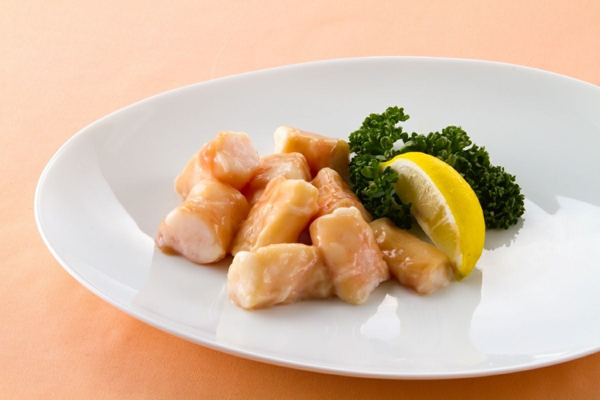 新鮮な「牛丸腸」を皿に盛り付けた調理前の画像。焼肉やバーベキュー（BBQ）に最適な、新鮮な国産ホルモン。