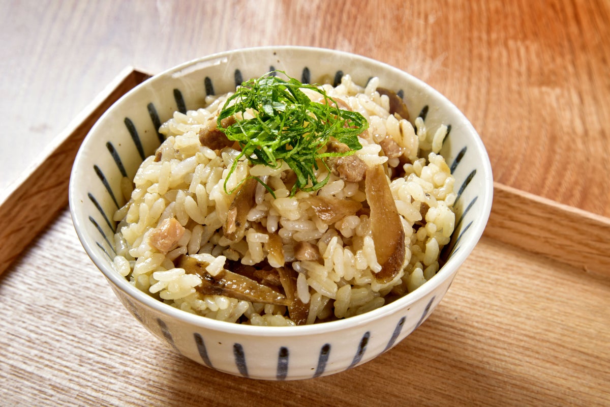 大分名物「鶏めし」を茶碗に盛り付けた画像。鶏肉とごぼうの旨味が詰まった、風味豊かな大分の郷土料理。