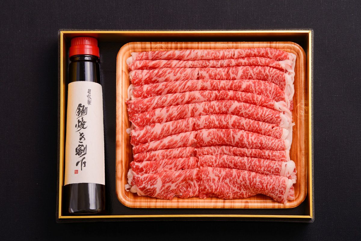 大分県のブランド牛「おおいた和牛」（すき焼き用）と特製割り下が、贈答用化粧箱に詰められたセット内容量画像。お歳暮やお祝いギフトに最適な高級和牛セット。