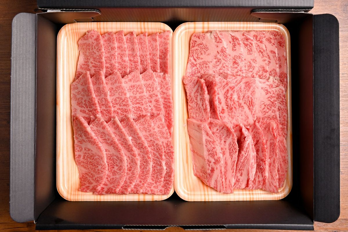 大分県のブランド牛「おおいた和牛」の食べ比べ用肉がトレイに並べられた内容量画像。合計600gで、ご自宅で色々な部位の和牛焼肉を楽しめるセット。